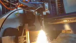 Cabezal de corte láser con oxígeno LCF15A1, de 12 kW para corte biselado a 45° de acero al carbono de 14 mm (1.5 m/min)