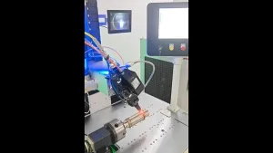 Cabezal de soldadura láser oscilante de doble movimiento LWD03B0, de 0.7 kW para soldadura de acero inoxidable de 1.2 mm (1.5 m/min)